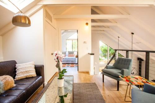 ein Wohnzimmer mit Sofa und Tisch in der Unterkunft House on Broadway at the Plaza in Sonoma