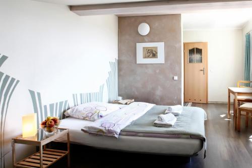 a bedroom with a large bed and a table at Galeria Pępowo in Żukowo