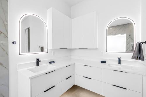 Koupelna v ubytování Temple of Time - Huge pool home Arlington Park!