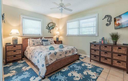 Ένα ή περισσότερα κρεβάτια σε δωμάτιο στο The Edison - Walking Distance to Gulf Course and Edison-Ford Winter Home