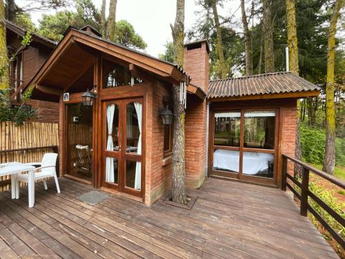 un ponte di legno con una cabina con un letto al suo interno di Cabaña Ceibo a Mar de las Pampas
