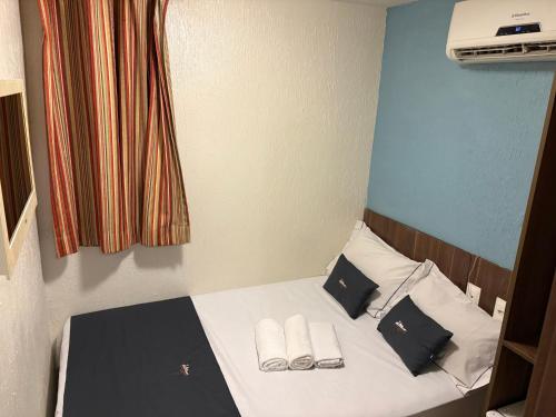 Кровать или кровати в номере Downtown Santana Hotel