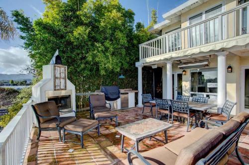 eine Terrasse mit Stühlen, einem Tisch und einem Kamin in der Unterkunft Waterfront Oasis with Sunset Views Novato in Novato