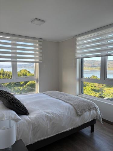 コンセプシオンにあるDepartamento nuevo cerca de Sanatorio Alemánの白いベッドルーム(窓2つ、ベッド1台付)