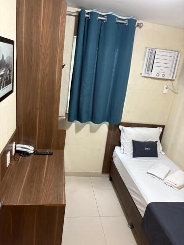 Giường trong phòng chung tại Downtown Santana Hotel