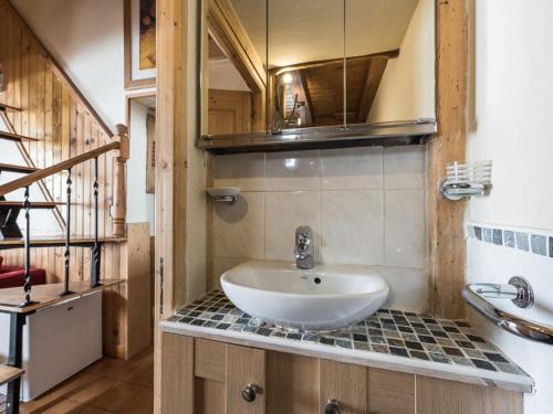 Ένα μπάνιο στο Appartement rénové à Tignes le Lac avec Balcon et WIFI - FR-1-502-382