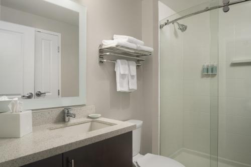 ein Badezimmer mit Toilette, Waschbecken und Dusche in der Unterkunft TownePlace Suites by Marriott Swedesboro Logan Township in Swedesboro