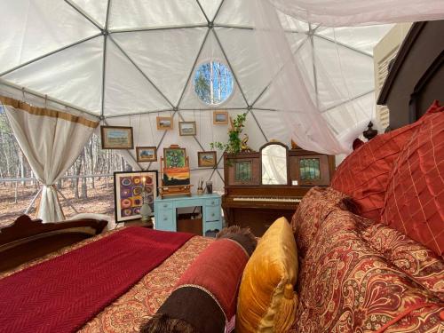 Posezení v ubytování Artistic Forest Dome Escape Near Lake Oconee