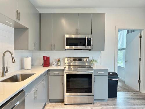 Kuchyň nebo kuchyňský kout v ubytování Luxury 5Beds 3Baths 2Balcony Penthouse 542Blvd