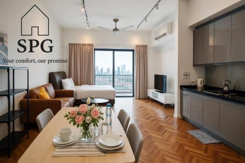 ein Wohnzimmer mit Tisch und Couch in der Unterkunft The Mews Luxury Apartment By KLCC in Kuala Lumpur