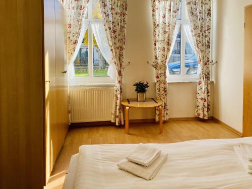 Ένα ή περισσότερα κρεβάτια σε δωμάτιο στο Villa Fortuna Gästehaus App Rügen