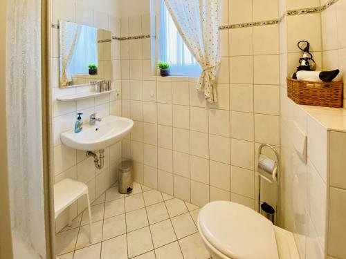 Ένα μπάνιο στο Villa Fortuna Gästehaus App Rügen