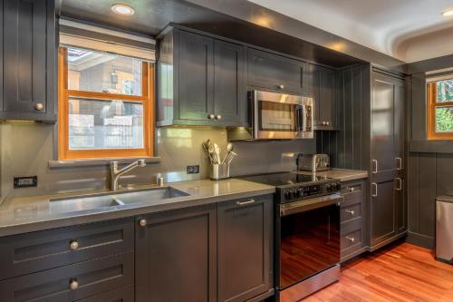 Kuchyň nebo kuchyňský kout v ubytování Cedar Crest - Woodpecker Cottage 7