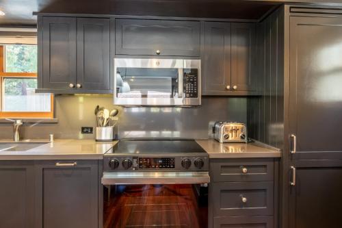 Kuchyň nebo kuchyňský kout v ubytování Cedar Crest - Woodpecker Cottage 7