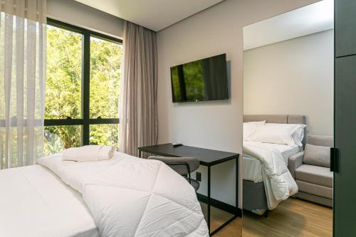 Postel nebo postele na pokoji v ubytování Village Lofts a 5 minutos da Vila Germânica com piscina aquecida no terraço