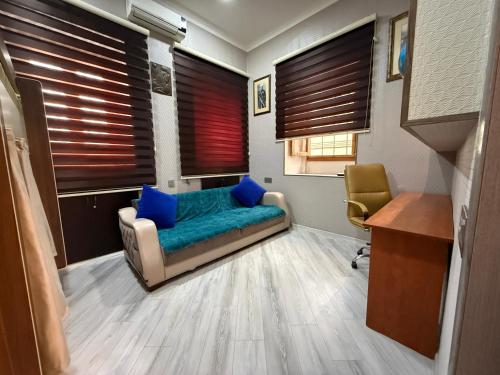 salon z kanapą i niebieskimi poduszkami w obiekcie Caspian Hostel w mieście Baku