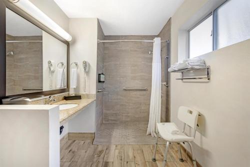 Ένα μπάνιο στο Best Western Kettleman City Inn & Suites