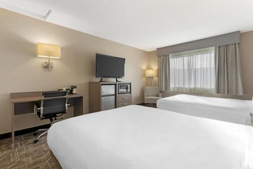 Ένα ή περισσότερα κρεβάτια σε δωμάτιο στο Best Western Kettleman City Inn & Suites