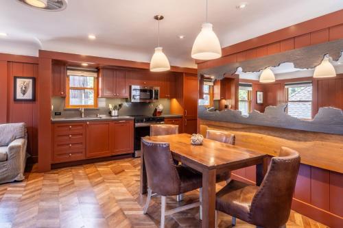 eine Küche mit einem hölzernen Esstisch und Stühlen in der Unterkunft Cedar Crest - Robin Cottage 6 in Homewood