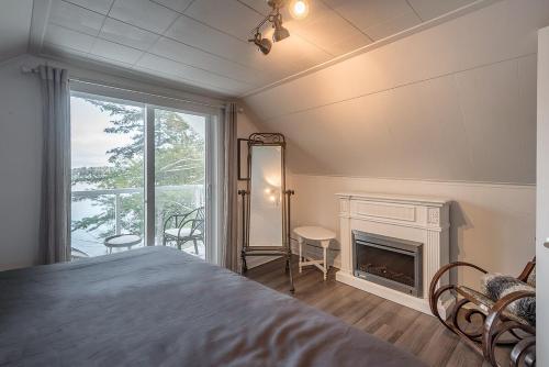 Postel nebo postele na pokoji v ubytování Cozy Chalet With a Panoramic Lake View and Spa