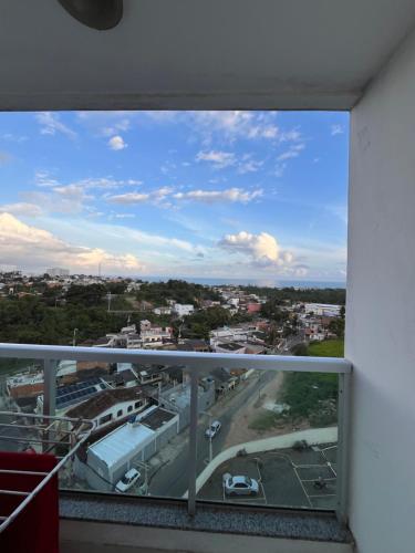 une vue d'une ville depuis un balcon dans l'établissement Quarto apartamento em Guarapari, à Guarapari