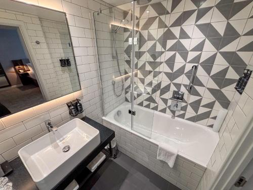 Un baño de Holiday Inn London - Whitechapel by IHG