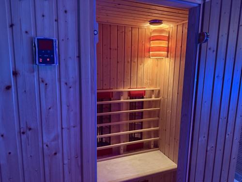 ein Raum mit Sauna, an dessen Wand Handtücher hängen. in der Unterkunft Dubai Spa Apartments - Jacuzzi, Sauna & Free Parking in Veternik