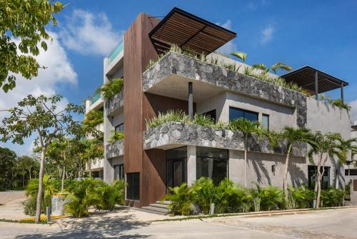 图卢姆6BR Villa at Premium Location 24 h Security的上面有植物的建筑