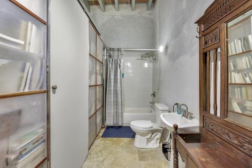Un baño de Cozy Studio Gem - Old San Juan - Near Attractions