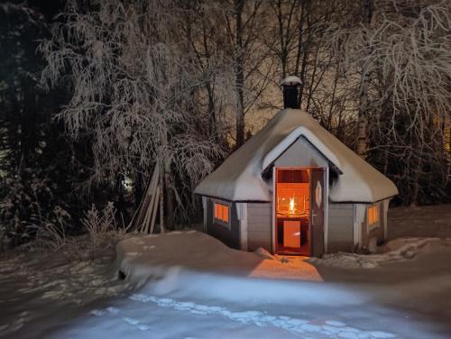 Arctic Aurora Villa with a Lappish Grill Hut - Northern Lights and Private Sledding Hill in the Backyard, in the Hometown of Santa Claus, Rovaniemi v zimě