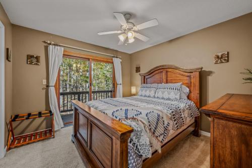 Postel nebo postele na pokoji v ubytování The Fern -- Private - Pet Friendly - Fireplace - River Access - Fire Pit - EV Station