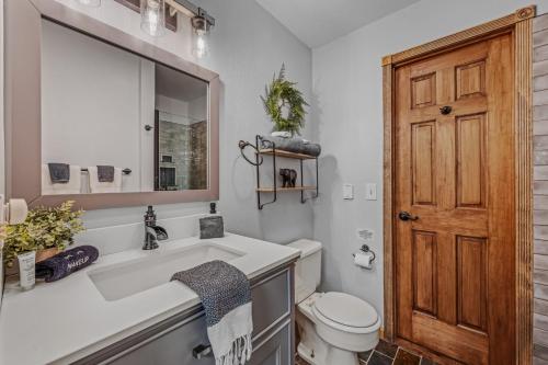 Koupelna v ubytování The Fern -- Private - Pet Friendly - Fireplace - River Access - Fire Pit - EV Station