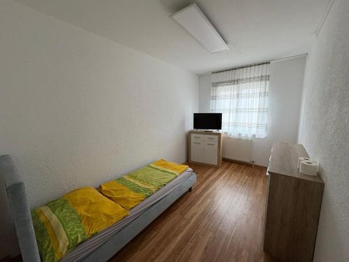 Giường trong phòng chung tại Danner Appartements Gschwandt bei Gmunden - Monatsweise mieten - Monteurwohnungen in Gmunden, Zentral, vollmöbliert & mit Parkplatz für Langzeitgäste
