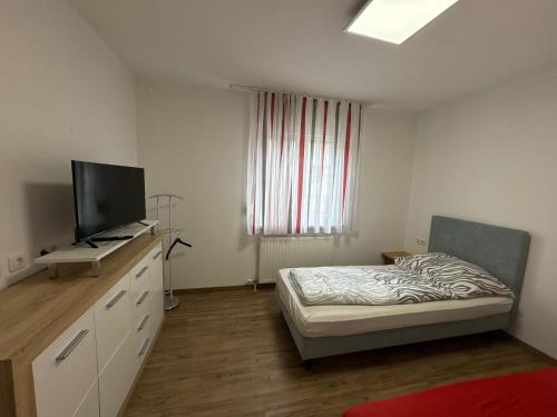 Giường trong phòng chung tại Danner Appartements Gschwandt bei Gmunden - Monatsweise mieten - Monteurwohnungen in Gmunden, Zentral, vollmöbliert & mit Parkplatz für Langzeitgäste