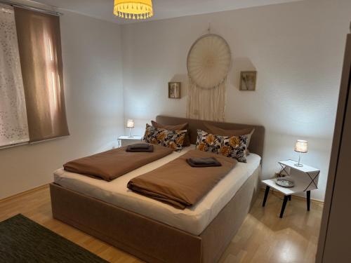 Postel nebo postele na pokoji v ubytování Naumburger Charme "Schwarzes Gold"