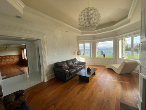 un salon avec un canapé et une table dans l'établissement Tomies House, à Laune Bridge