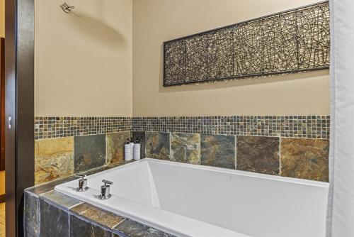 Ένα μπάνιο στο Stunning Condo - Hot Tubs & Steam Room - Pets Ok