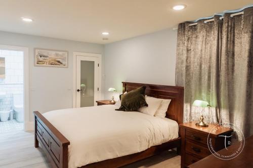 une chambre avec un grand lit et une fenêtre dans l'établissement Tomies House, à Laune Bridge