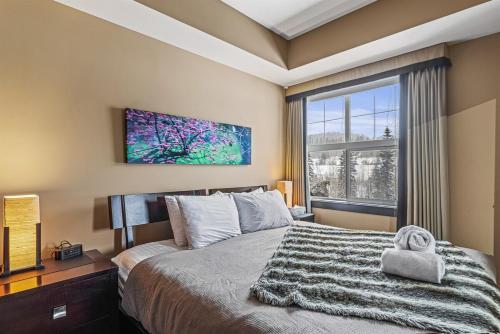 Ένα ή περισσότερα κρεβάτια σε δωμάτιο στο Stunning Condo - Hot Tubs & Steam Room - Pets Ok