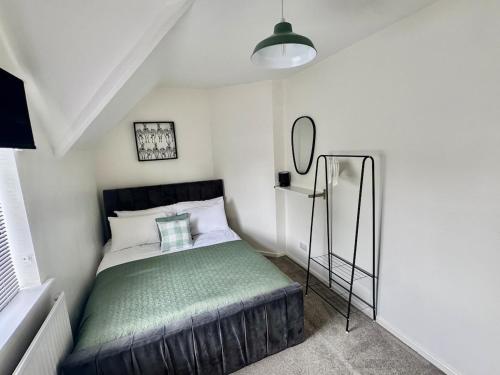 En eller flere senge i et værelse på Spacious & Comfortable 3-Bed Home - Private Drive