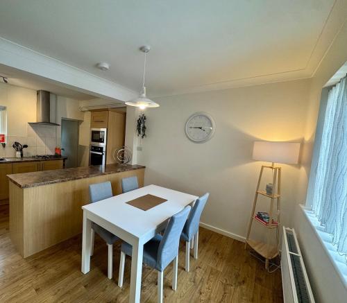 Køkken eller tekøkken på Spacious & Comfortable 3-Bed Home - Private Drive