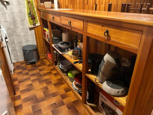 ein Küchenschrank voller Kochutensilien in der Unterkunft Appartement au pied des pistes in Forest des Baniols