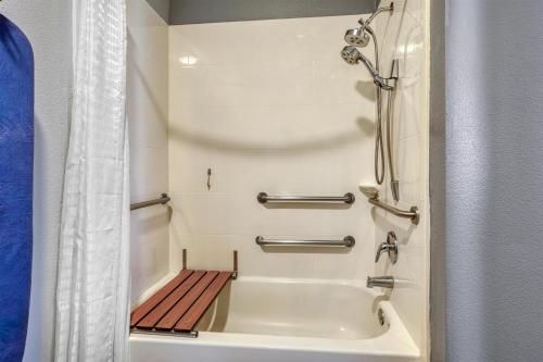 Ένα μπάνιο στο Best Western Lake Conroe Inn