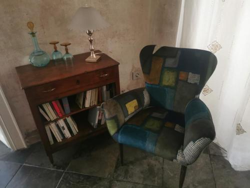 una sedia seduta accanto a un tavolo con una lampada di P43 Sicilian Suites a Ragusa