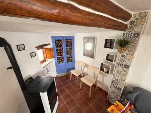 - un salon avec une porte bleue, une table et des chaises dans l'établissement Casa Safari 305 by Villamya, à El Gastor