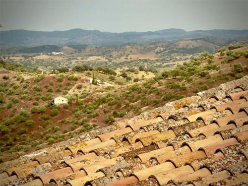 Vue aérienne d'un mur de pierre avec des montagnes en arrière-plan dans l'établissement Casa Safari 305 by Villamya, à El Gastor