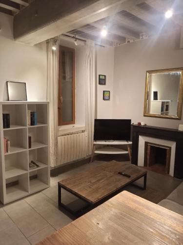 a living room with a coffee table and a fireplace at Le Bourguignon - Proche centre ville et Tram in Dijon