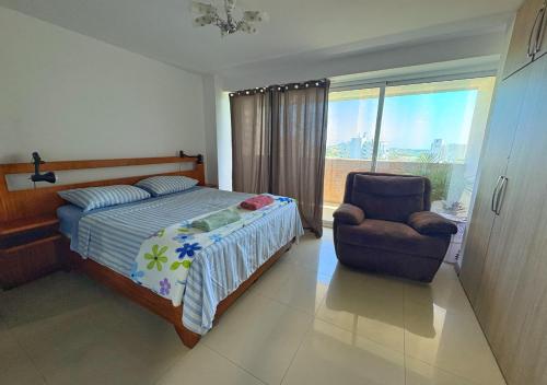 Ένα ή περισσότερα κρεβάτια σε δωμάτιο στο Luxury Oasis in front of La Vela Mall Pool and Sea!