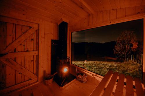 een kamer met een raam in een houten hut bij Na Gorczańskim Wierchu, sauna i balia na wyłączność in Rabka