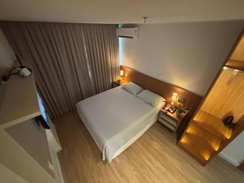 a bedroom with a white bed in a room at Transamérica Executive Campos dos Goytacazes in Campos dos Goytacazes